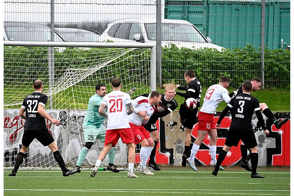 Waldenrath/Straeten (in Weiß, auf unserem Foto im Duell gegen Karken) trifft am Wochenende auf Scherpenseel-Grotenrath. Waldenrath/Straeten (in Weiß, auf unserem Foto im Duell gegen Karken) trifft am Wochenende auf Scherpenseel-Grotenrath.