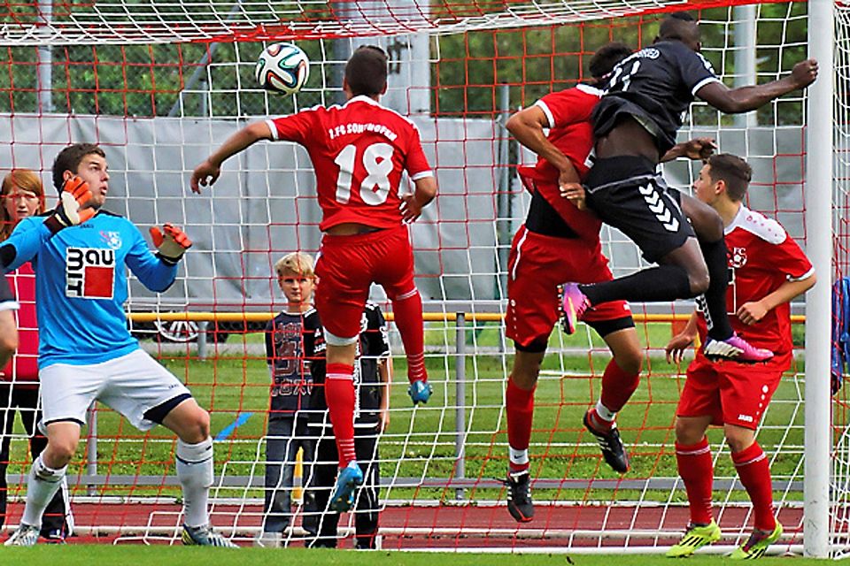 Der FC Memmingen bekommt es im Pokal mit dem FC Pipinsried zu tun, der erst beim 1. FC Sonthofen angetreten war und ein 1:1 erzielte. Für die Führung hatte Serge Yohoua (schwarzes Trikot) gesorgt.  Foto: Günter Jansen