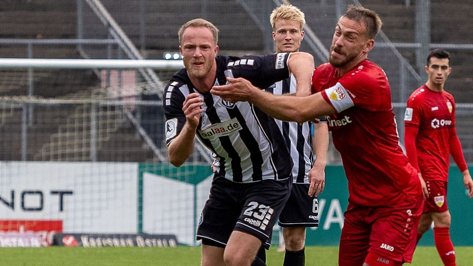 Dominik Nothnagel, VfB Stuttgart II, (#29), und Steffen Kienle bei seinem Comeback, VfR Aalen, (#23)