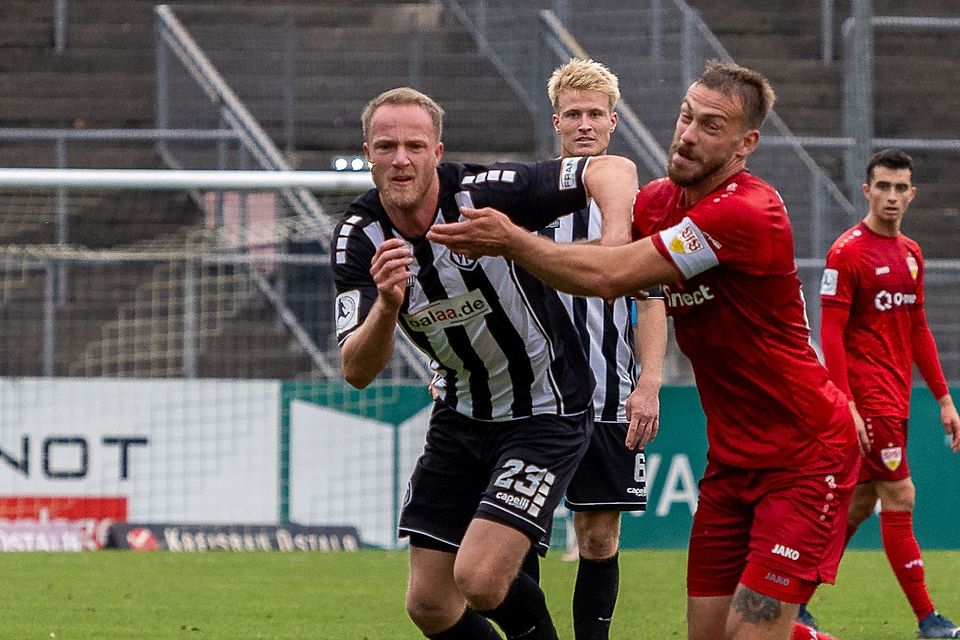 Dominik Nothnagel, VfB Stuttgart II, (#29), und Steffen Kienle bei seinem Comeback, VfR Aalen, (#23)