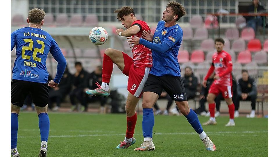 Die Wormser um Laurenz Graf (rotes Trikot) taten sich im Spitzenspiel gegen die Koblenzer Marcel Wingender (rechts) und Tim Thielen schwer.	Foto: Christine Dirigo/pakalski-press