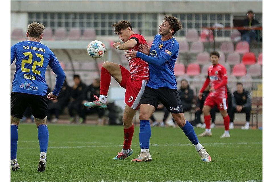 Die Wormser um Laurenz Graf (rotes Trikot) taten sich im Spitzenspiel gegen die Koblenzer Marcel Wingender (rechts) und Tim Thielen schwer.	Foto: Christine Dirigo/pakalski-press