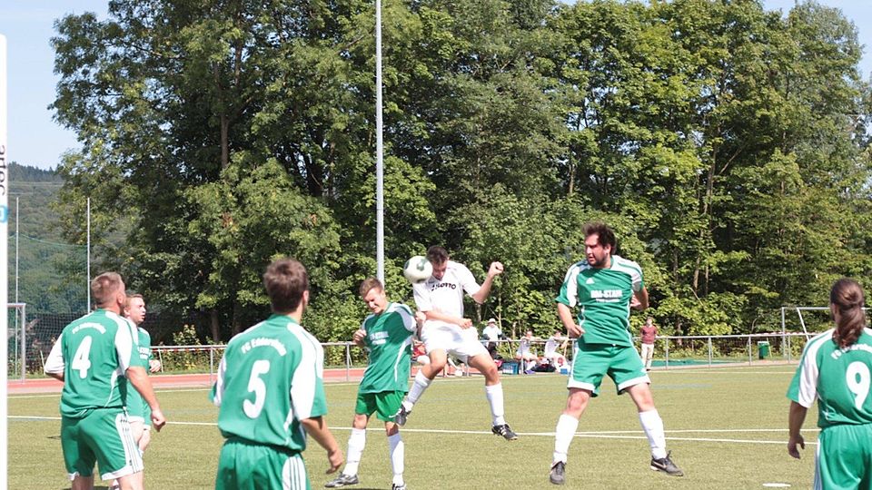 Durchsetzungsstark in der Offensive: Gleich acht mal traf der SC Dombach (hier in Weiß) am Wochenende ins Netz des VfR 07 Limburg. Dumm nur, dass man selbst acht Gegentore kassierte. Archivfoto: Elarbi