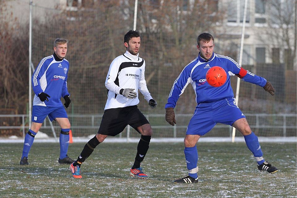 Das Hinspiel war eine klare Angelegenheit für Karsten Weber (blau) und seinen VfL. Foto: Rinke