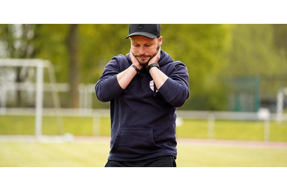  Dennis Peter, der Trainer des FSV Hessen Wetzlar, ist derzeit nicht zu beneiden. Nach mehreren verletzungsbedingten Ausfällen kann er kaum noch rotieren. (© Isabel Althof) 