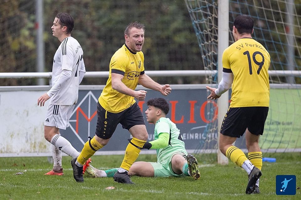 Ganz wichtige drei Zähler haben Sebastian Kripp (Mitte) und die Perkamer in Straubing eingefahren.