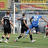 Frühe Führung für den SVH: Horchheims Christoph Braun (blaues Trikot) erzielt gegen Budenheim-Torwart Jonas Lehr das erste Tor des Tages.	Foto: Christine Dirigo/pakalski-press
