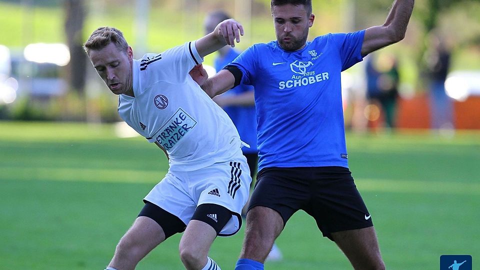 Thomas Reichvilser (re.) erzielt den entscheidenden Treffer und schießt Velden damit zum Derbysieg.