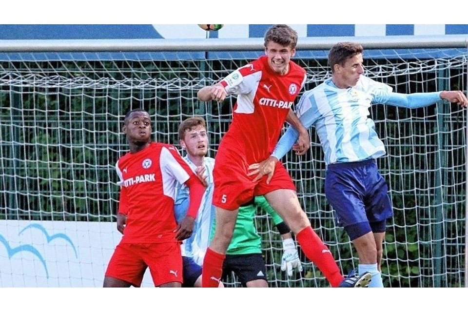 Der Moment vor dem 1:0: Nach dieser Kopfballverlängerung von Kiels Bjarne Thiesen gegen den Chemnitzer Fabian Schuch (re.) kommt das Spielgerät über Umwege zum Torschützen Hilkiah Voigt (links).ism