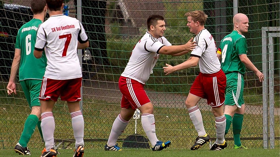 SV Bad Bentheim (weißes Trikot) hat drei Punkte gegen den Aufsteiger aus Freren im Blick F: Guido Brennecke