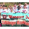 Die A-Junioren von Jugendsport Wenau bejubeln den Aufstieg in die Mittelrheinliga.