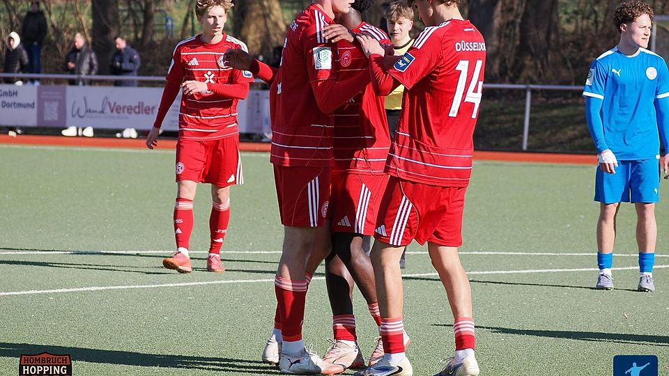 Die Fortuna feiert den Derbysieg.