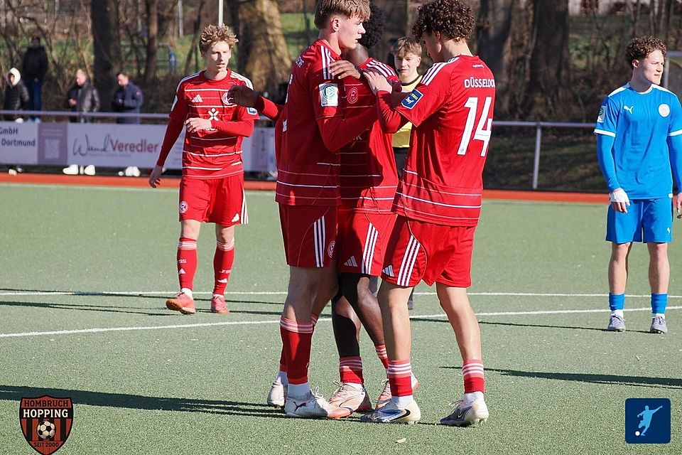 Die Fortuna feiert den Derbysieg.