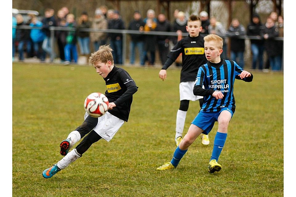 Elegante Schräglage: Winterbachs David Wolf (links) holt im Landesliga-Topspiel zu einem schönen Volleyschuss aus, der aber auch nicht den Weg ins Tor der JSG Königswald findet. Foto: Dirk Waidner Elegante Schräglage: Winterbachs David Wolf (links) holt im Landesliga-Topspiel zu einem schönen Volleyschuss aus, der aber auch nicht den Weg ins Tor der JSG Königswald findet. Foto: Dirk Waidner