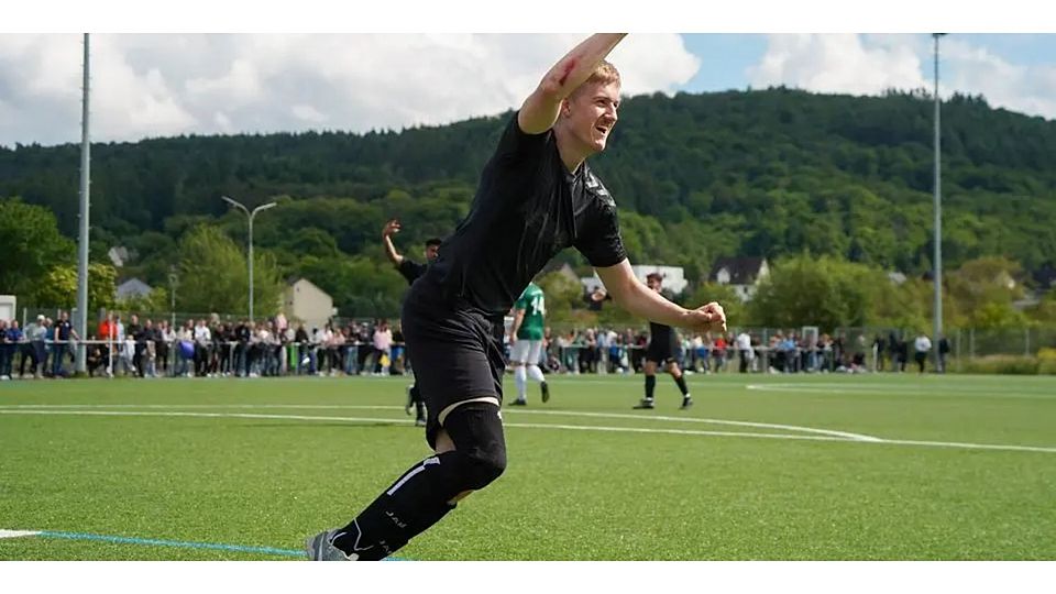 Max Jung eröffnet den Toreigen der SG Ehringshausen/Dillheim, die am Ende mit 4:1 beim benachbarten C-Ligisten SF Katzenfurt gewinnt und damit im Kreispokal weiter ist. © Isabel Althof