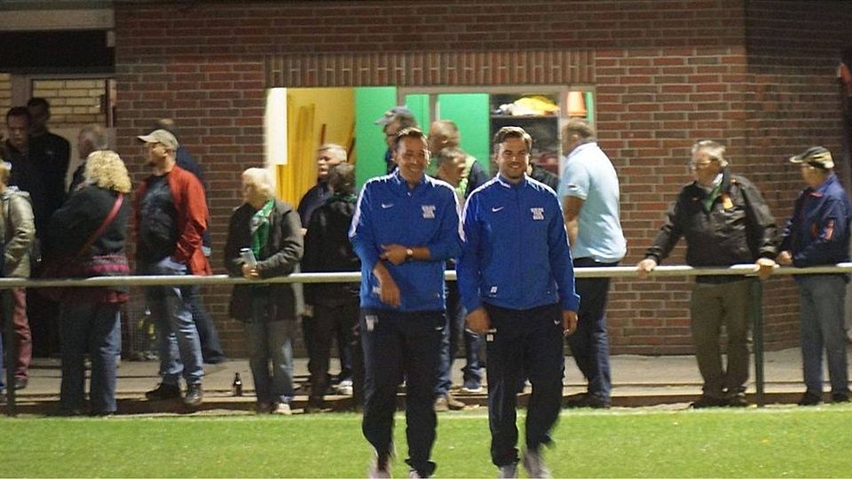 Archivbild: Mike Gabel (links) übernimmt die Geschicke beim Brinkumer SV von Dennis Offermann (rechts). 