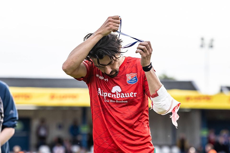 Markus Schwabl nimmt die Medaille gleich wieder ab.