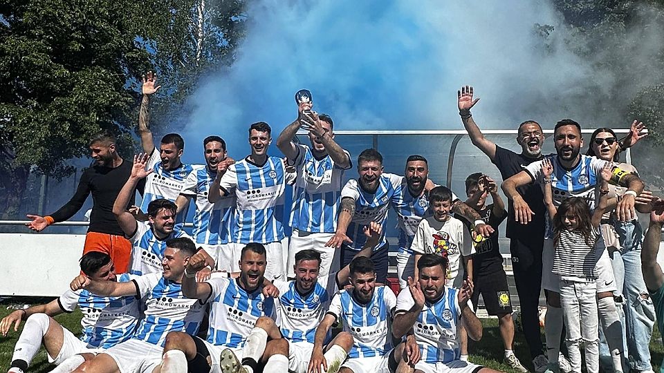 Wir haben den Aufstieg geschafft: Die AEG-Spieler bejubeln ihren Saisonerfolg.