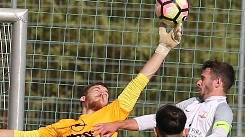 Rettungstat von Stefan Scholz gegen Max Hesse von der TS Ober-Roden. Während der Torwart von Rot-Weiß Darmstadt im Heimspiel gegen Bensheim am Sonntag verletzt fehlen wird, sieht Hesse dem Auswärtsspiel bei Türk Friedberg entgegen.	Foto: Thomas Zöller