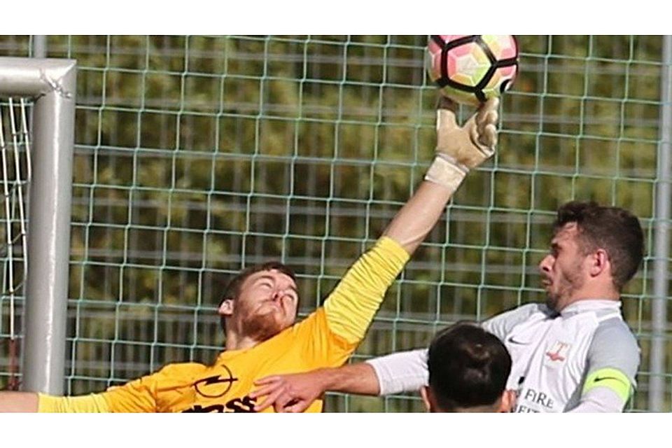 Rettungstat von Stefan Scholz gegen Max Hesse von der TS Ober-Roden. Während der Torwart von Rot-Weiß Darmstadt im Heimspiel gegen Bensheim am Sonntag verletzt fehlen wird, sieht Hesse dem Auswärtsspiel bei Türk Friedberg entgegen.	Foto: Thomas Zöller