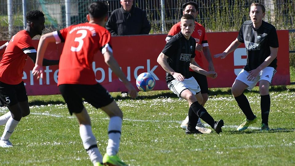 Der TSV Jesenwang (schwarze Trikots) im Spiel gegen den BVTA Fürstenfeldbruck (in Rot).