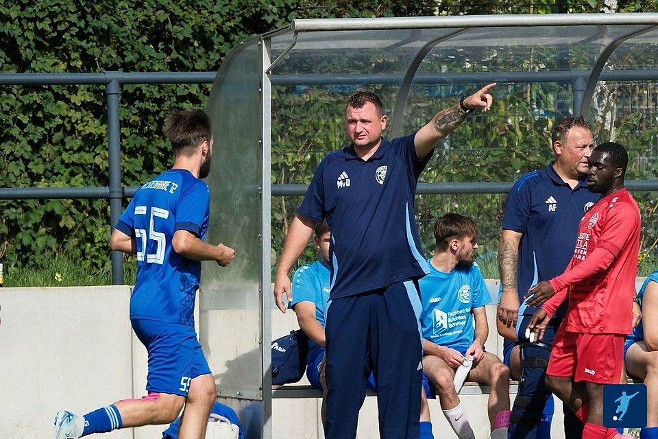 Van Dellen zeigt seiner Mannschaft die Richtung an