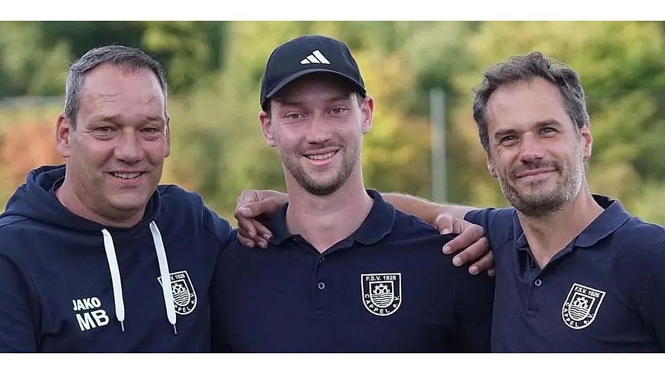 Setzen die gemeinsame Arbeit mindestens bis Sommer 2027 fort (v. li.): Martin Bergmann (Sportlicher Leiter) und Cappels Trainerteam Julius Mihr und Jan Kuschnir. © Michael Pohl