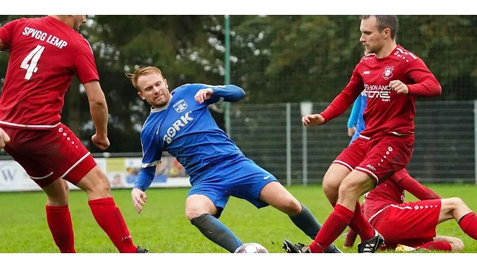 Simon Kranz (M.) vom FC Cleeberg II sieht sich der geballten Masse an Spielern der SpVgg. Lemp um Jannik Brück gegenüber. © Isabel Althof