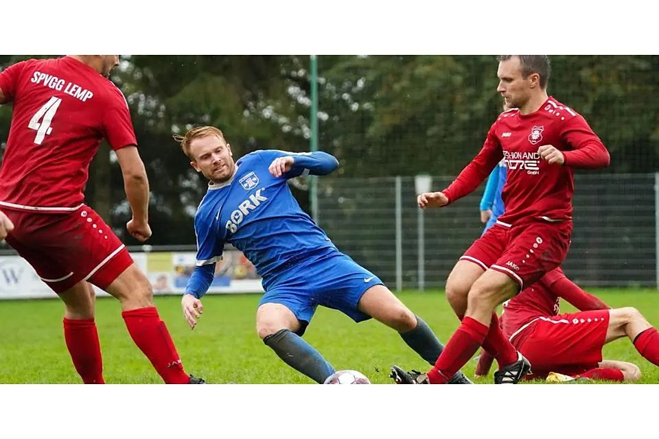 Simon Kranz (M.) vom FC Cleeberg II sieht sich der geballten Masse an Spielern der SpVgg. Lemp um Jannik Brück gegenüber. © Isabel Althof
