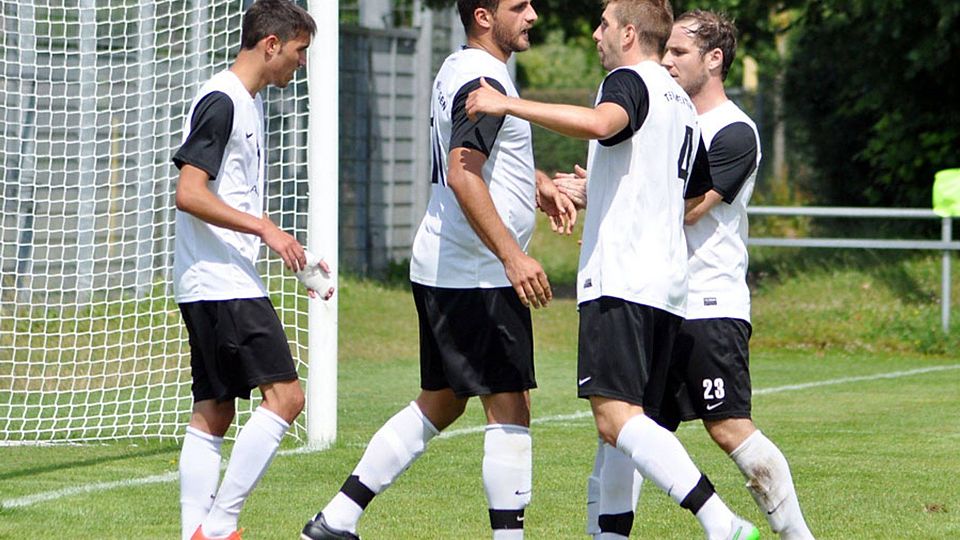Fabian Wolf, Denis Buja, Christoph Bronnhuber und Marvin Osman (von links) wollen auch in der Landesliga jubeln. Das wird allerdings nicht mehr so häufig vorkommen, wie in der abgelaufenen Saison, als die Schwarz-Weißen nur ein einziges Spiel verloren haben.	F.: Oliver Reiser