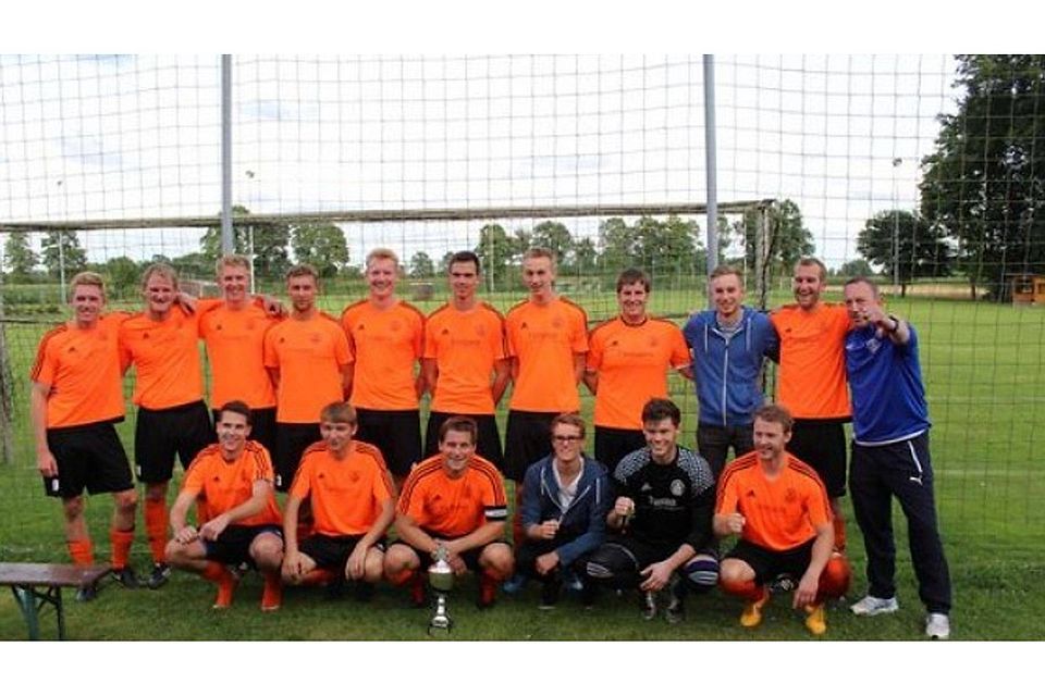 So sehen Sieger aus: Den Pokal der Samtgemeinde Neuenkirchen hat die SG Voltlage gewonnen. Foto: Bernard Middendorf