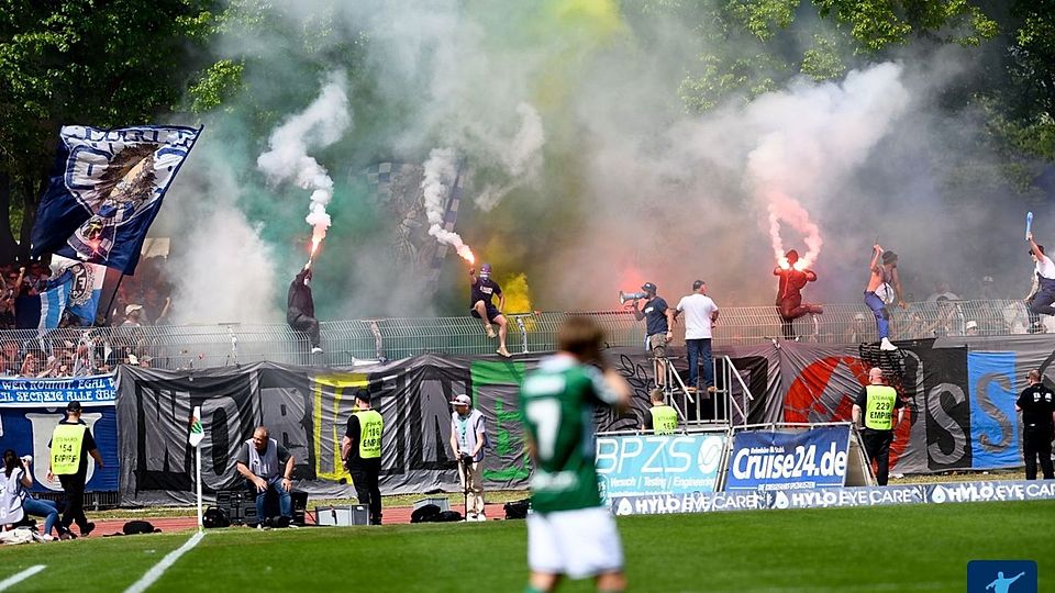 Die Sechzig-Fans machten in Schweinfurt mal wieder mehr Betrieb als ihre Mannschaft auf dem Rasen.