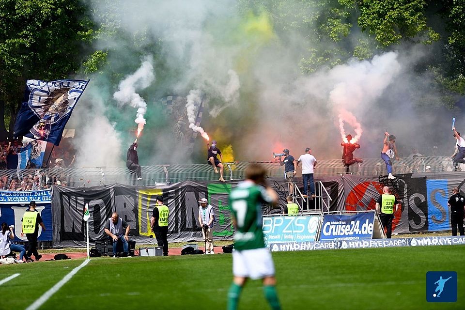 Die Sechzig-Fans machten in Schweinfurt mal wieder mehr Betrieb als ihre Mannschaft auf dem Rasen.