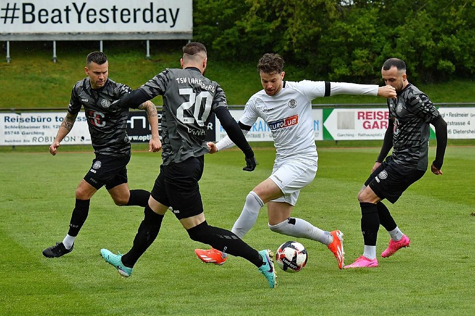 Vom Mittelfeldmann zum Mittelstürmer: Felix Günzel (weiß) spielt beim VfR Garching in der Spitze.