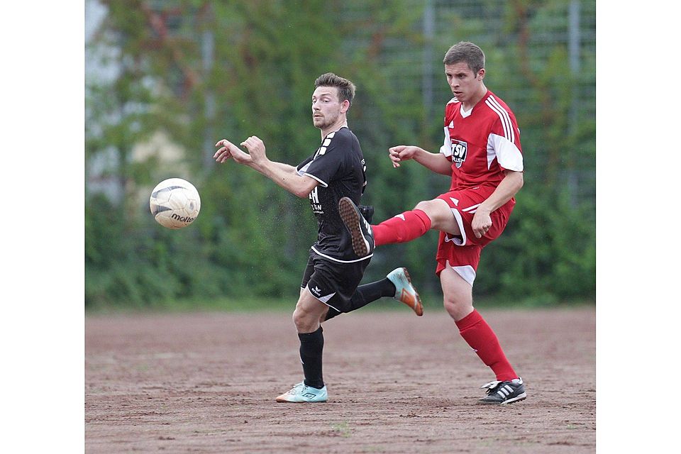 Saulheims Jonas Kleinschmidt (links) kommt gegen Langenlonsheims Marcel Filomela zu spät.	Archivfoto: photoagenten/Axel Schmitz