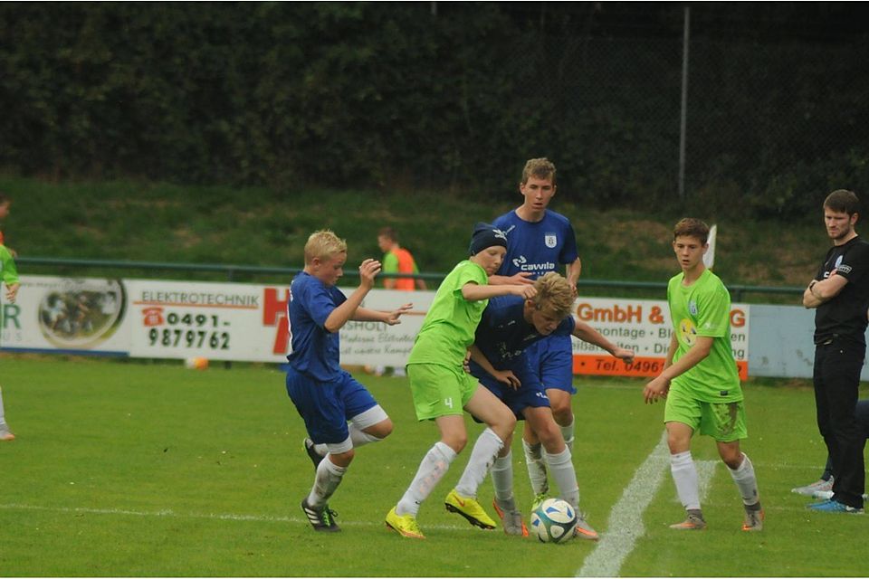 Auf ein heißes Emslandderby stellen sich auch in dieser Saison die Jugendfußballer von BW Papenburg (blaue Trikots) und dem JLZ Emsland (in grün) ein. Foto: Dirk Hellmers.
