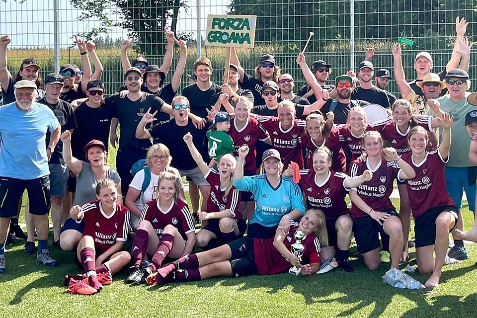 Eine Mannschaft feiert sich und ihren Trainer: Mit dem Aufstieg verabschiedet sich Klaus Hein (2. v. l.) als Coach der Grainauer Fußballerinnen.