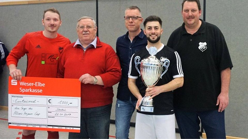 LTS-Keeper Marco Theulieres und Marcel Lopes freuen sich über den Scheck in Höhe von 1000 Euro und den Pokal. Foto: Volker Schmidt