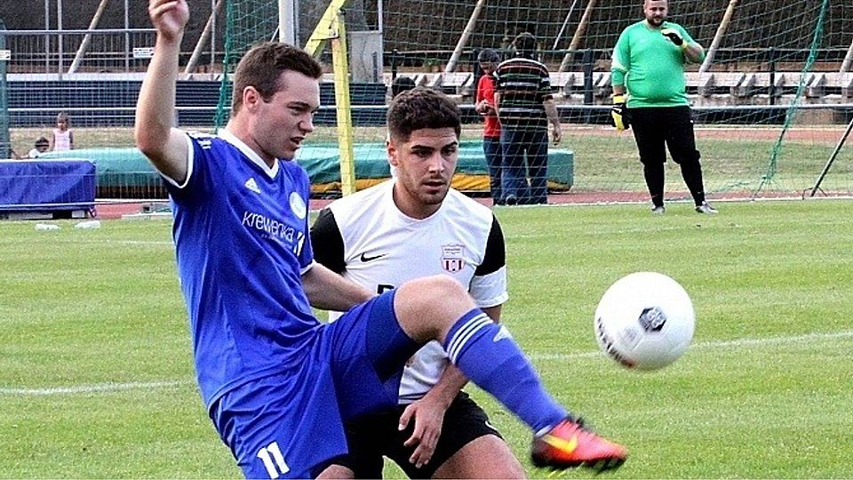 Vor fast genau einem Jahr standen sich Karadeniz (weiße Trikots) und Hackenheim (hier noch mit Philipp Hahn) das letzte Mal im Verbandspokal gegenüber. Im Salinental siegten die Kreuznacher 5:0.  Archivbild: Luge