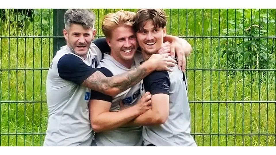 Der SV Kölschhausen um die Torschützen Miguel Noriega (l.) und Hannes Köhler (M.) mischt weiter ganz oben mit. (Archivfoto) © Peter Bayer