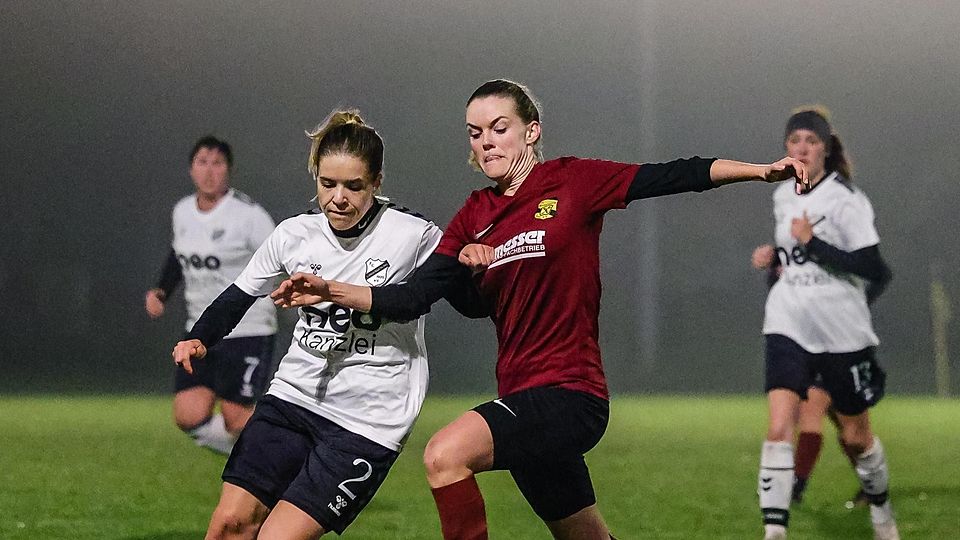 Duell um dem Ball: Langengeislings Stürmerin Jasmin Ziegler (l.)  im Zweikampf mit FCM-Verteidigerin Carina Wöll, die einst selbst mal das FCL-Trikot getragen hat.
