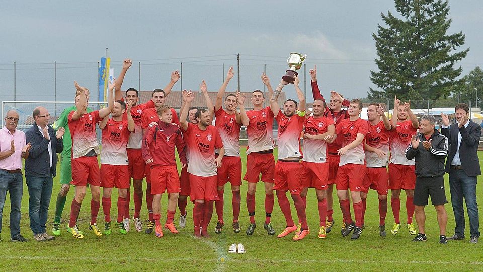 Die Spieler des SV Mochenwangen holten sich am Sonntag den Schussenpokal mit einem Sieg gegen den FV Ravensburg II DEREK SCHUH