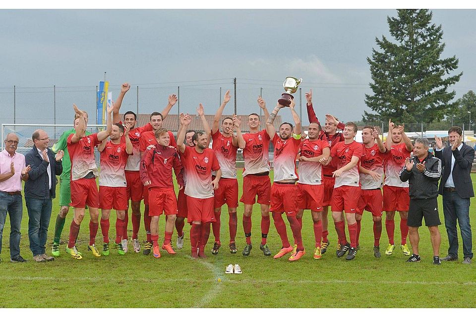 Die Spieler des SV Mochenwangen holten sich am Sonntag den Schussenpokal mit einem Sieg gegen den FV Ravensburg II DEREK SCHUH