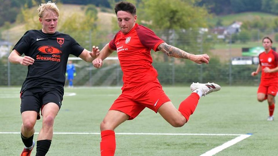 Ein Bild mit Symbolcharakter: Fürths Ole Gärtner zieht ab, der Lorscher Vincent Zappolino kommt einen Schritt zu spät. Der FC behielt am Sonntag im Kreisvergleich gegen die "Turner" aus der Klosterstadt klar die Oberhand.