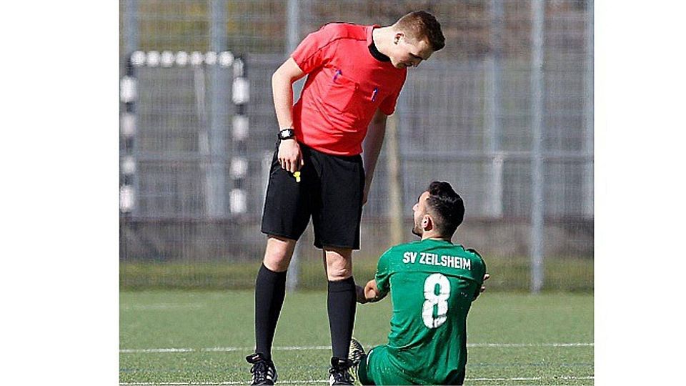 Referee Yannick Stöhr entschied später noch auf einen strittigen Handelfmeter gegen Raffael Grigorian (sitzend). Foto: Lorenz.