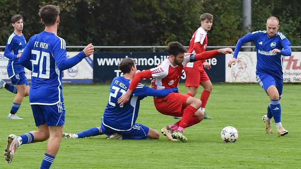 Der FC Aich (blaue Trikots) konnte den Favoriten aus Raisting nicht aufhalten.