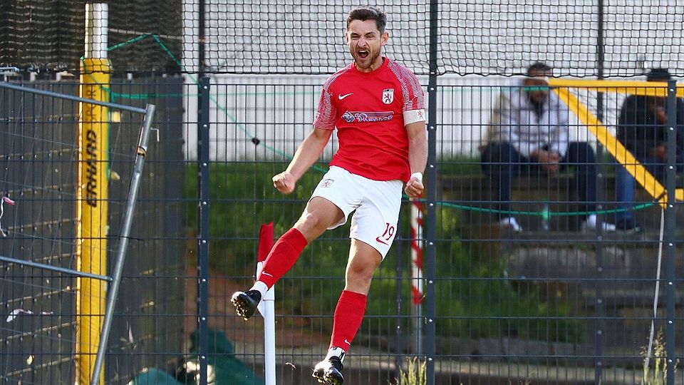 Kapitän Michael Barthuber bejubelt seinen Treffer zum 3:1 für Wasserburg.