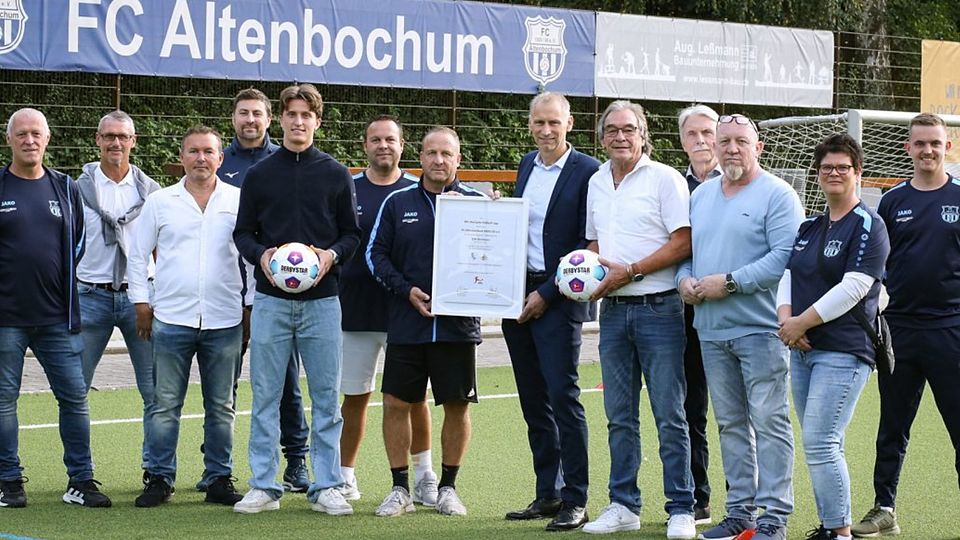 Anlässlich der DFL-Ausbildungshonorierung wurde auch dem FC Altenbochum eine Urkunde verliehen. DFL-Geschäftsleitungsmitglied Ansgar Schwenken (rechts mit Urkunde in der Hand) überreichte die Auszeichnung persönlich auf dem Vereinsgelände. Ebenfalls mit dabei: Lizenzspieler Tim Oermann vom VfL Bochum 1848 (links mit Ball in der Hand).