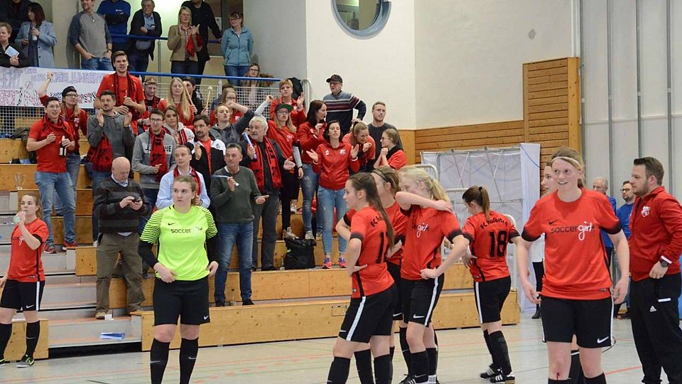 Trotz toller Fan-Unterstützung mussten sich die Damen des FC Ruderting im Finale der Bayerischen Hallenmeisterschaft mit 0:1 geschlagen geben 