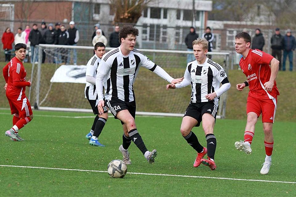 Lukas Deutschbein (li.) und Kalvi Rumohr (Heikendorfer SV) doppeln Niklas Kock (TSV Flintbek). Lukas Deutschbein (li.) und Kalvi Rumohr (Heikendorfer SV) doppeln Niklas Kock (TSV Flintbek).